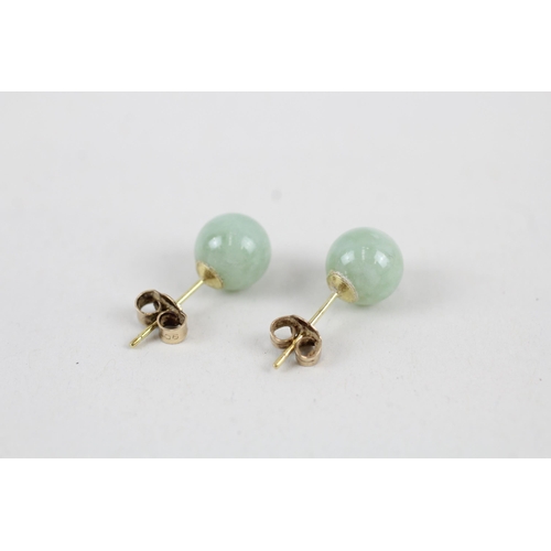 251 - 9ct gold green jade ball stud earrings (2.3g)