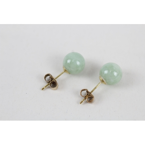 251 - 9ct gold green jade ball stud earrings (2.3g)