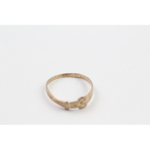 257 - 9ct gold buckle ring (0.8g) - AS SEEN - MISHAPEN  Size  I