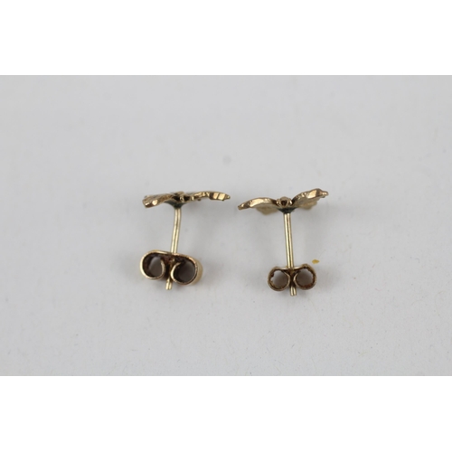 276 - 9ct gold butterfly stud earrings (1g)