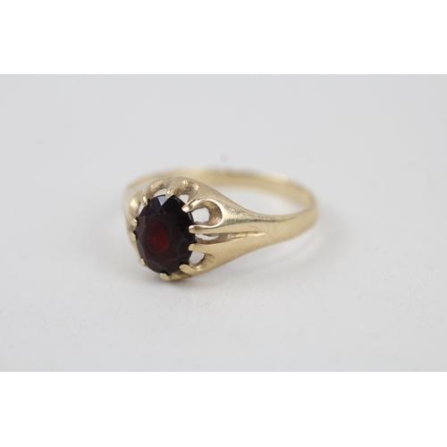 277 - 9ct gold vintage garnet set signet ring (2.5g) - AS SEEN - MISHAPEN Size  W