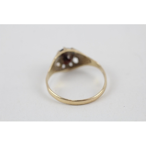 277 - 9ct gold vintage garnet set signet ring (2.5g) - AS SEEN - MISHAPEN Size  W