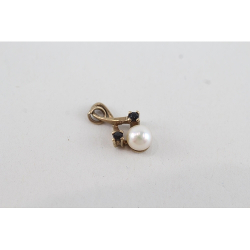 32 - 2x 9ct gold cultured pearl & sapphire pendants (1.4g)