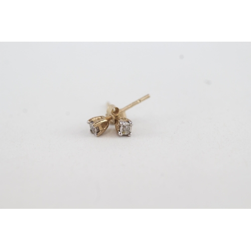 33 - 2x 9ct gold diamond stud earrings (1.1g)
