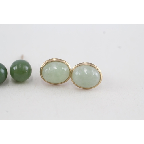 35 - 3x 9ct gold jade stud earrings with scroll backs (4.7g)