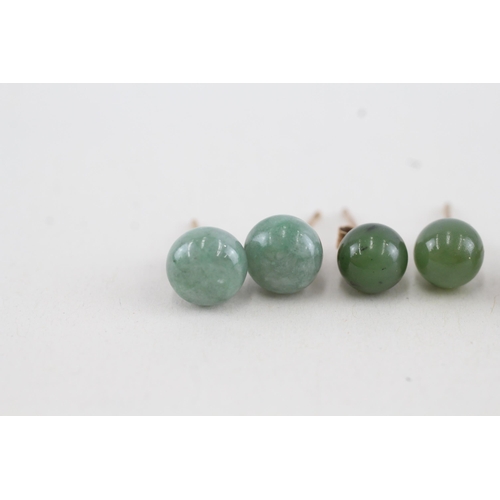 35 - 3x 9ct gold jade stud earrings with scroll backs (4.7g)