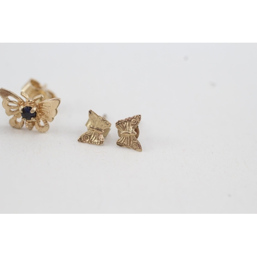 46 - 2x 9ct gold sapphire butterfly stud earrings (1.4g)