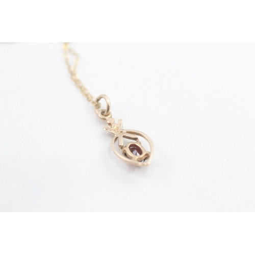 67 - 9ct gold garnet set pendant necklace (1.2g)
