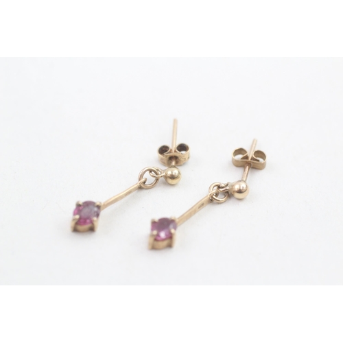 7 - 9ct gold vintage ruby set bar drop earrings (1g)