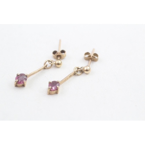 7 - 9ct gold vintage ruby set bar drop earrings (1g)