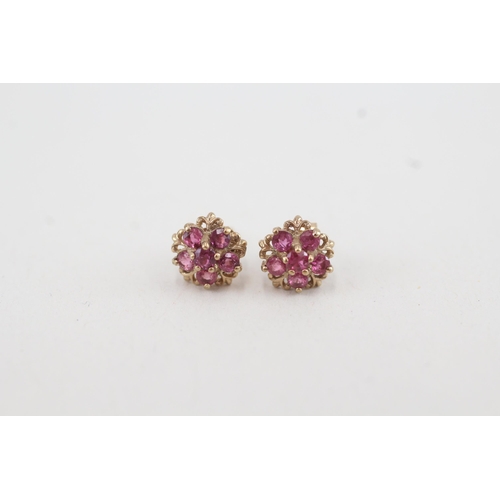 78 - 9ct gold ruby floral cluster stud earrings (1.2g)