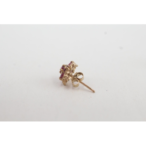 78 - 9ct gold ruby floral cluster stud earrings (1.2g)