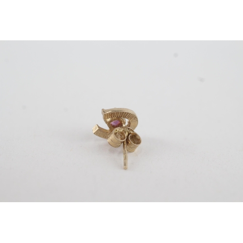 80 - 9ct gold ruby horseshoe stud earrings (1.3g)