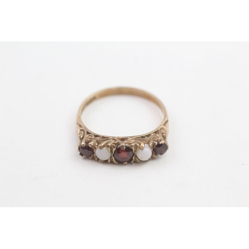84 - 9ct gold garnet and opal set five stone ring (2.7g) Size  P