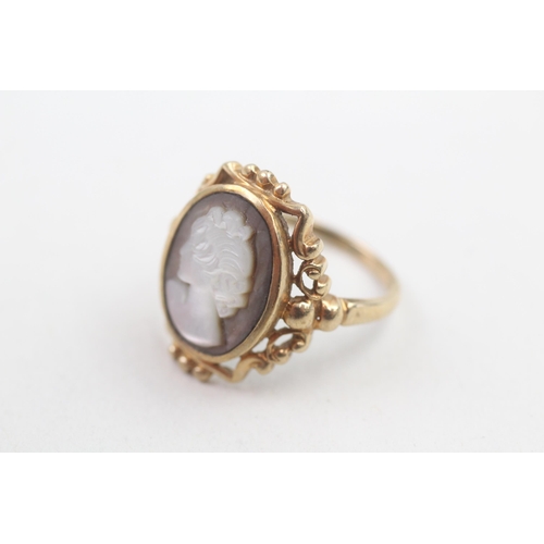 97 - 10kt gold carved mother-of-pearl cameo dress ring (4.2g) Size  Q