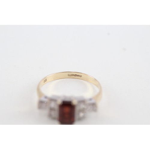 160 - 9ct gold garnet & cubic zirconia trefoil ring (3.2g) Size  Q