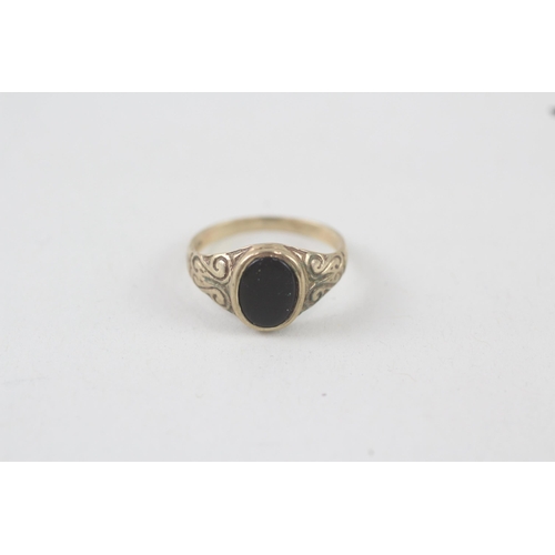 102 - 9ct gold vintage black onyx signet ring (1.5g) Size  H