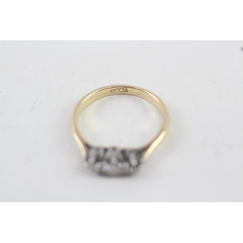 108 - 18ct gold vintage diamond three stone ring (2.1g) Size  J