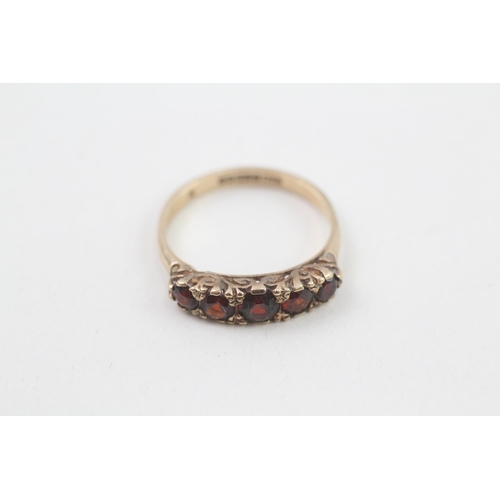 127 - 9ct gold vintage garnet set five stone eternity ring (2.7g) Size  O