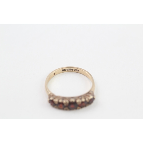 127 - 9ct gold vintage garnet set five stone eternity ring (2.7g) Size  O