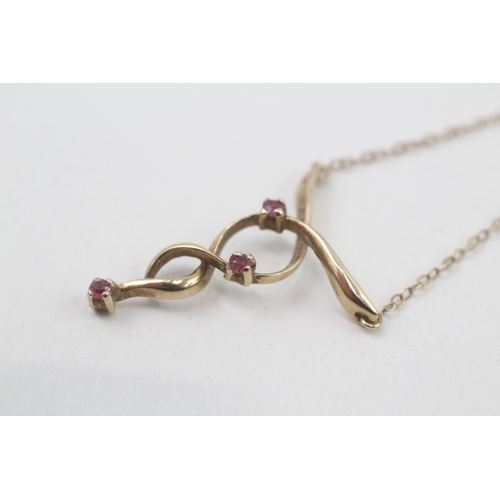 131 - 9ct gold ruby set ribbon twist set static pendant necklace (2.1g)