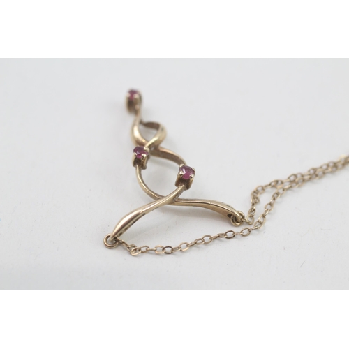 131 - 9ct gold ruby set ribbon twist set static pendant necklace (2.1g)