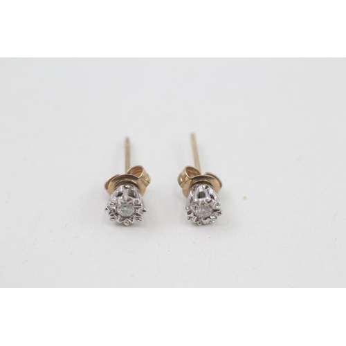 135 - 9ct white and yellow gold illusion set diamond stud earrings (0.8g)