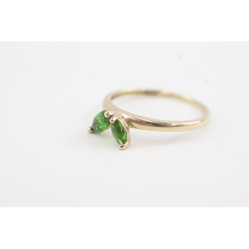 138 - 9ct gold marquise cut diopside two stone ring, claw set (1.4g) Size  P