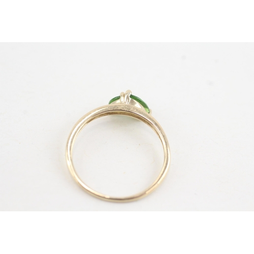 138 - 9ct gold marquise cut diopside two stone ring, claw set (1.4g) Size  P