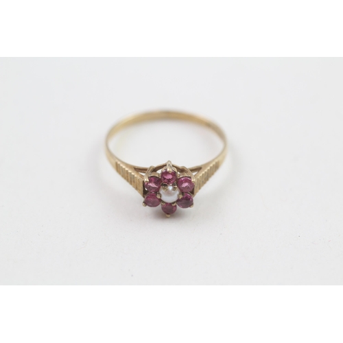 15 - 9ct gold vintage ruby and cultured pearl cluster ring (1.2g) Size  L