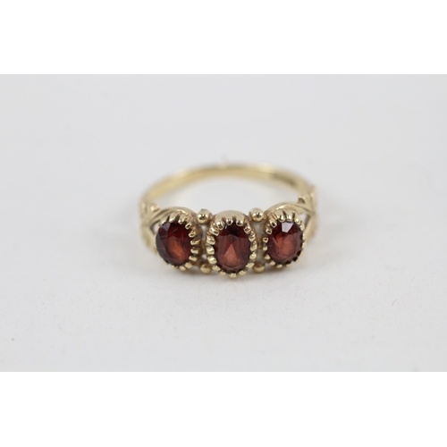 29 - 9ct gold vintage garnet set trilogy ring (2.1g) Size  O