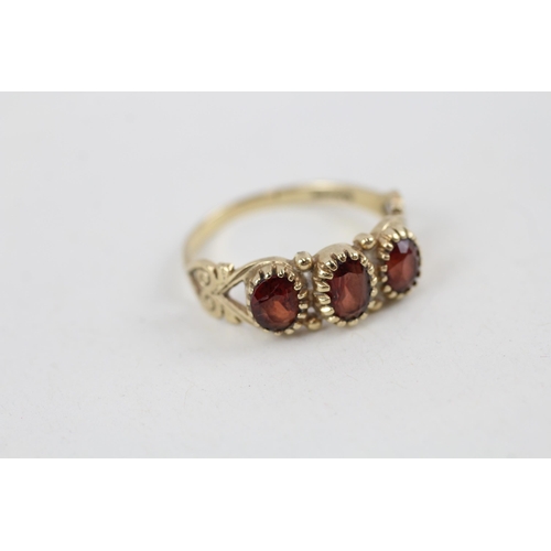 29 - 9ct gold vintage garnet set trilogy ring (2.1g) Size  O