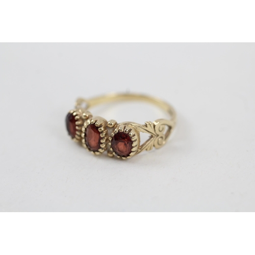 29 - 9ct gold vintage garnet set trilogy ring (2.1g) Size  O