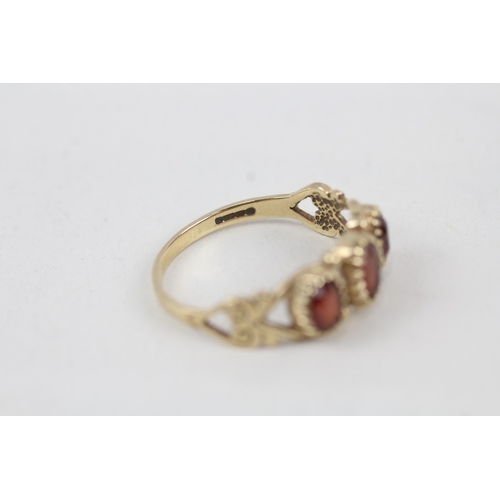 29 - 9ct gold vintage garnet set trilogy ring (2.1g) Size  O