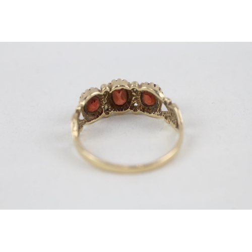 29 - 9ct gold vintage garnet set trilogy ring (2.1g) Size  O