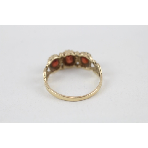 29 - 9ct gold vintage garnet set trilogy ring (2.1g) Size  O