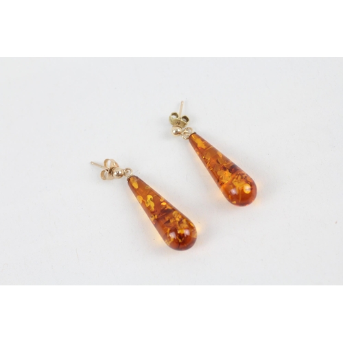 32 - 9ct gold baltic amber bombe drop earrings (1.9g)