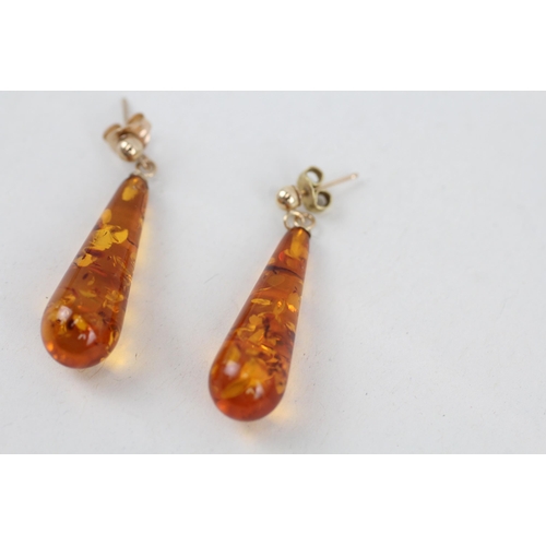 32 - 9ct gold baltic amber bombe drop earrings (1.9g)