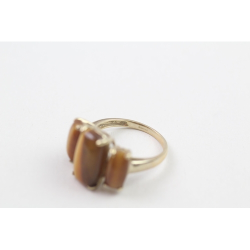 39 - 9ct gold tigers eye trilogy ring (3.6g) Size  M