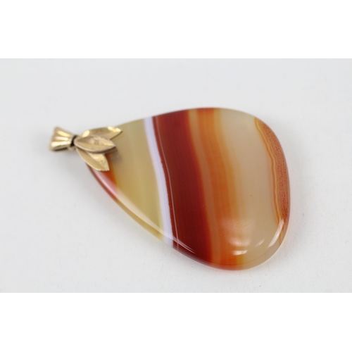 40 - 9ct gold vintage agate pendant (11.6g)