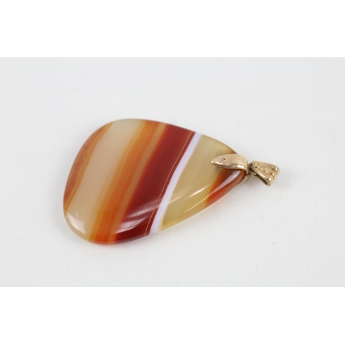 40 - 9ct gold vintage agate pendant (11.6g)