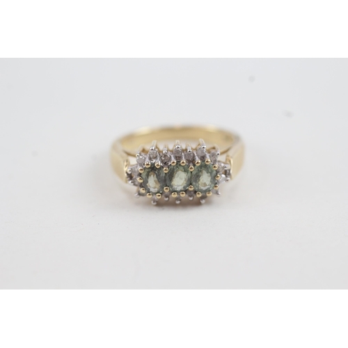 53 - 9ct gold diamond and green sapphire set cluster trilogy ring (3.1g) Size  J