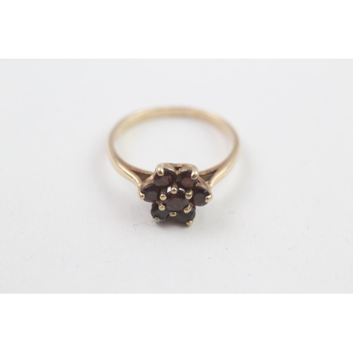 56 - 9ct gold garnet floral ring (2.1g) Size  M