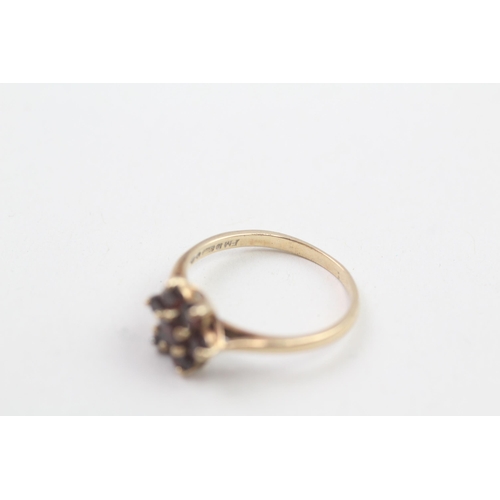 56 - 9ct gold garnet floral ring (2.1g) Size  M