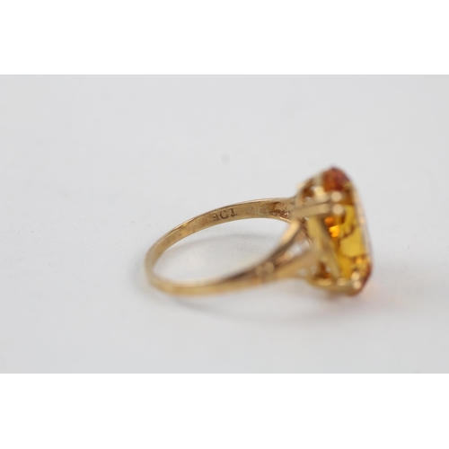 61 - 9ct gold vintage citrine set cocktail ring (2.4g) Size  M