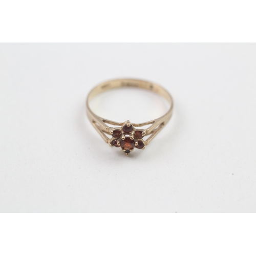 63 - 9ct gold garnet flower ring (1.3g) Size  L