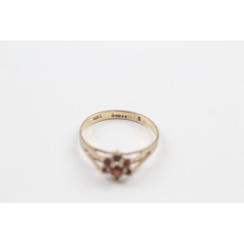 63 - 9ct gold garnet flower ring (1.3g) Size  L