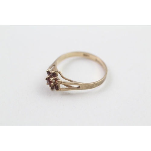 63 - 9ct gold garnet flower ring (1.3g) Size  L