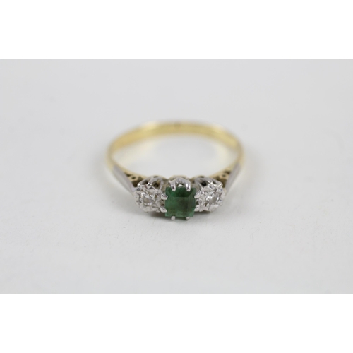 83 - 18ct gold vintage diamond and emerald set trilogy ring (3.3g) Size  P