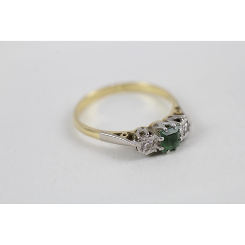 83 - 18ct gold vintage diamond and emerald set trilogy ring (3.3g) Size  P